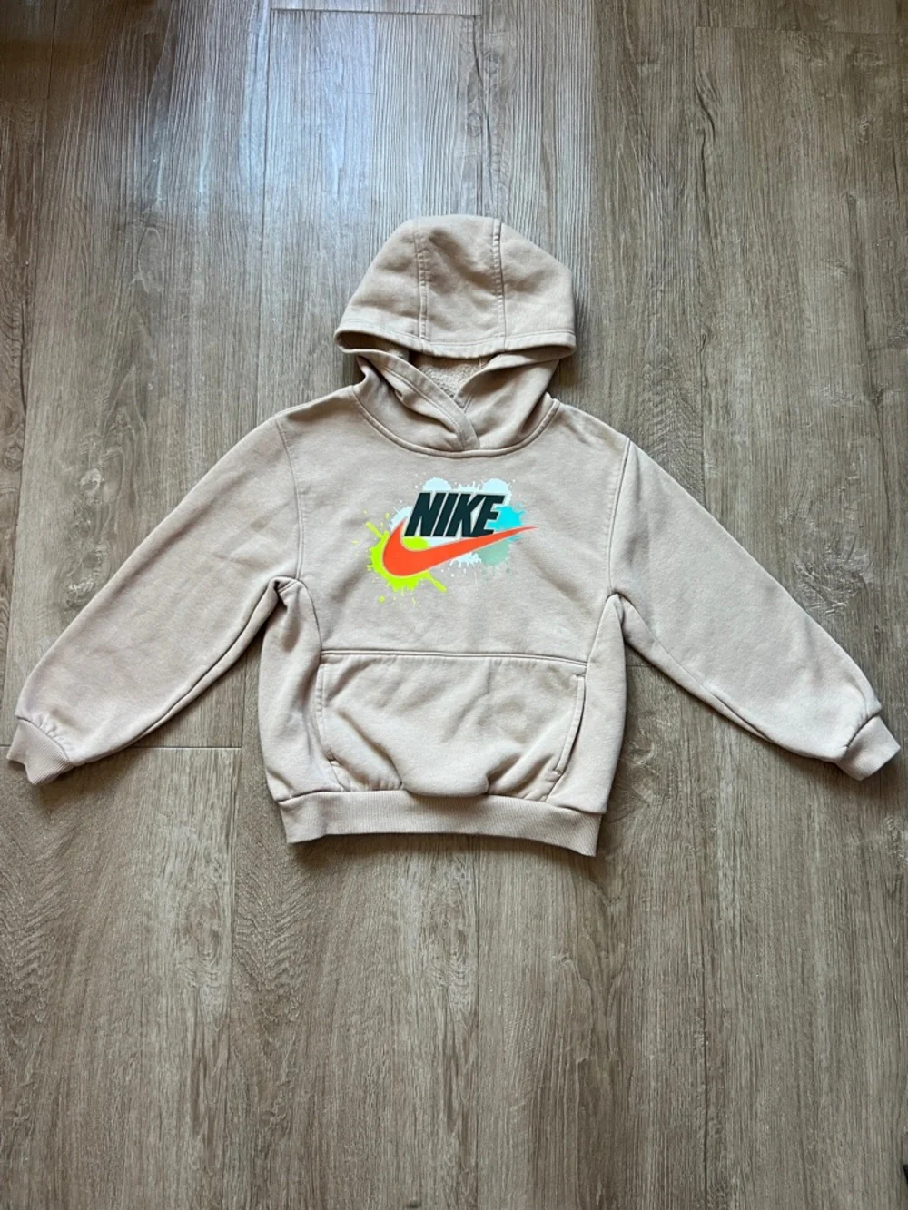 Nike Kids Tan Pullover Hoodie with Multicolor Paint Splatter Logo Size 7 - Picture 1 of 9